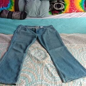 Spring Cleaning 💮  Signature Jeans